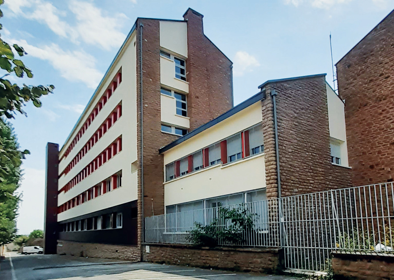 Les façades du bâtiment B du collège Louis Pasteur ont été isolées par l'extérieur afin de supprimer les ponts thermiques. (© Département de Saône-et-Loire)