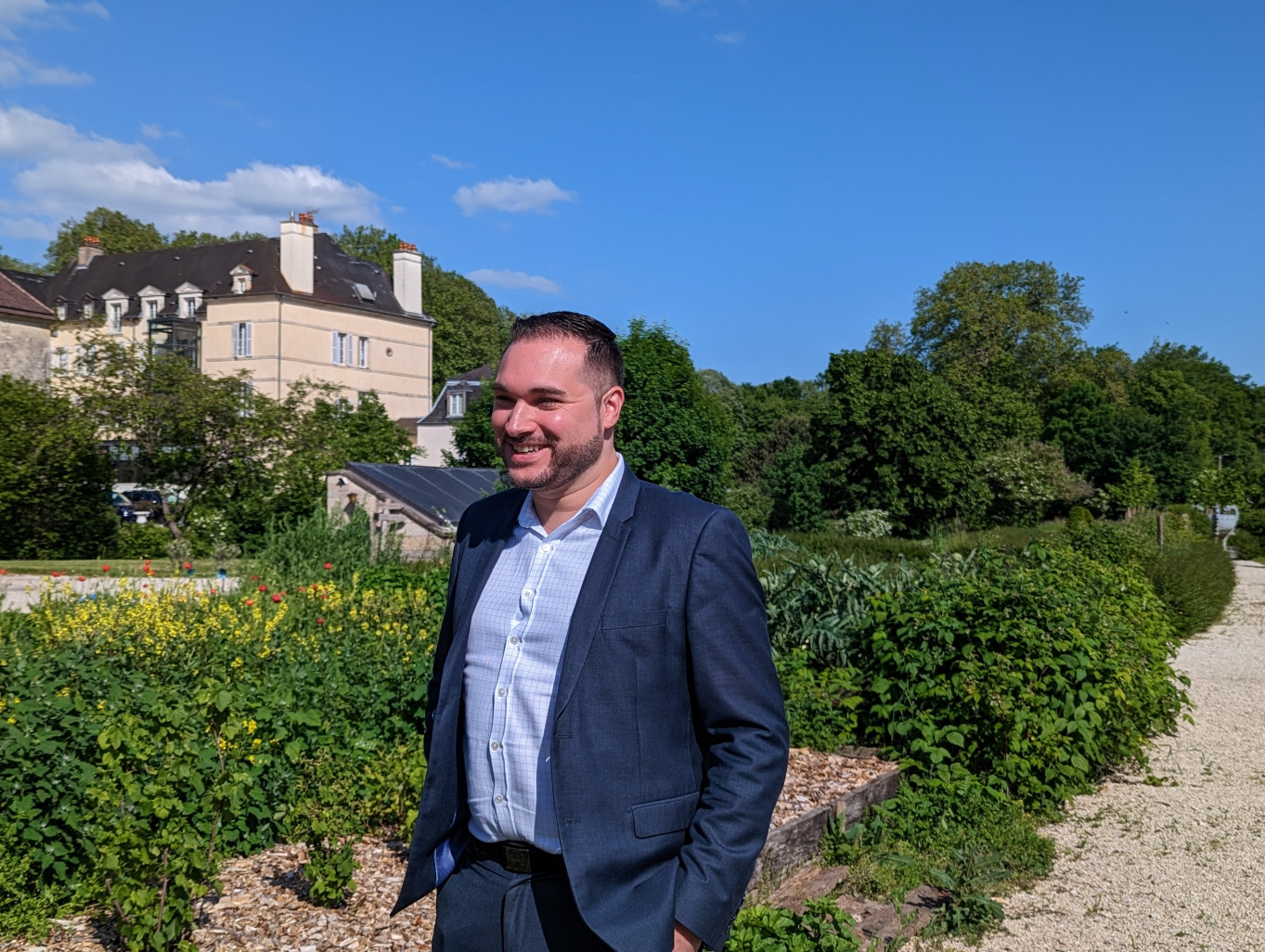 Laurent Fayard, directeur du Domaine de Saulon, se réjouit de voir le potager en feuille, promesse de régaler la clientèle du restaurant. (© Aletheia Press / N.Hubert)