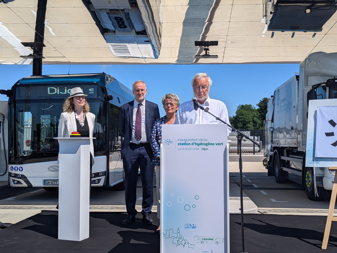 François Rebsamen, président de Dijon Métropole, a inauguré la première station hydrogène du territoire notamment aux côtés de Marie-Guite Dufay, présidente du Conseil régional. (Aletheia Press / Nadège Hubert)