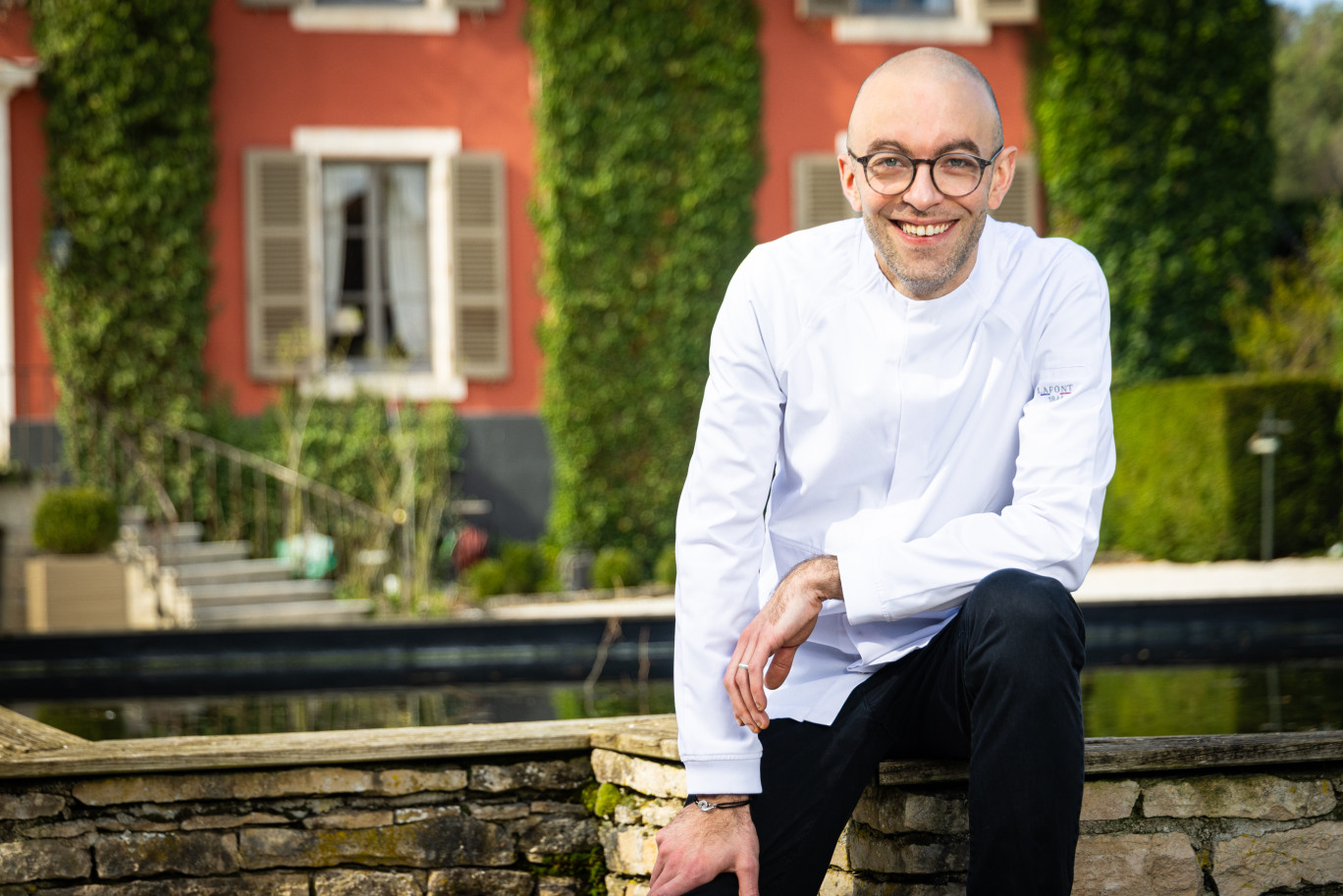 Maxime Lesobre, récemment élu parmi les grands de demain par le guide Gault et Millau, travaille pour obtenir sa première étoile. (@Château de Courban