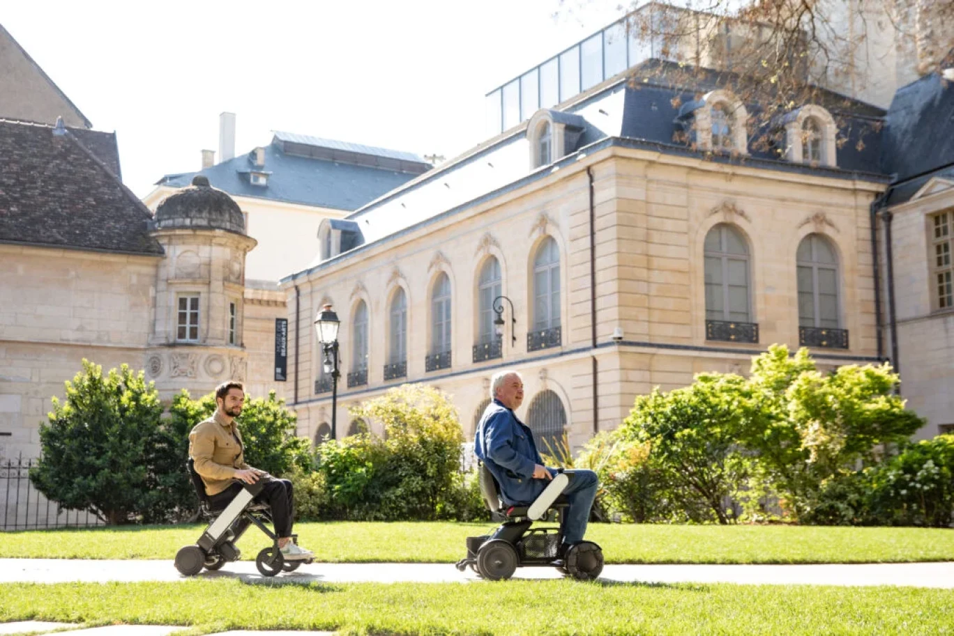 Les personnes en perte d’autonomie durable ou ponctuelle peuvent désormais visiter Dijon grâce à la location de fauteuil roulant électrique. (Office de tourisme Dijon)