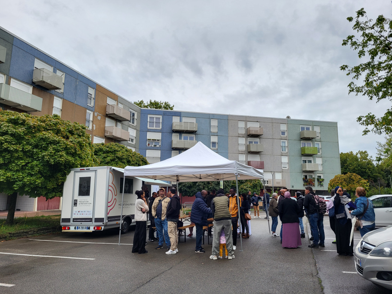 Dans le cadre du contrat-ville, des opérations sont notamment menées en pied d’immeuble pour recréer du lien. (© Mairie de Quetigny)