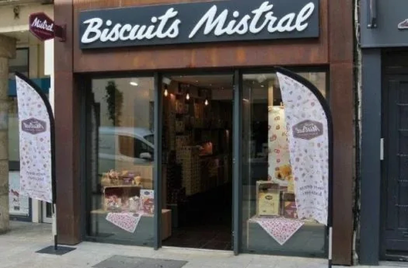 (c) La Biscuiterie Mistral.