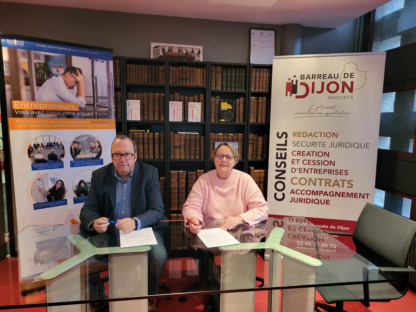 Thierry Liotard, président de 60 000 rebonds BFC, et Anne Geslain, bâtonnière de l’ordre des avocats de Dijon, ont signé une convention pour accompagner au mieux les entrepreneurs post-liquidation. (@ 60 000 rebonds)