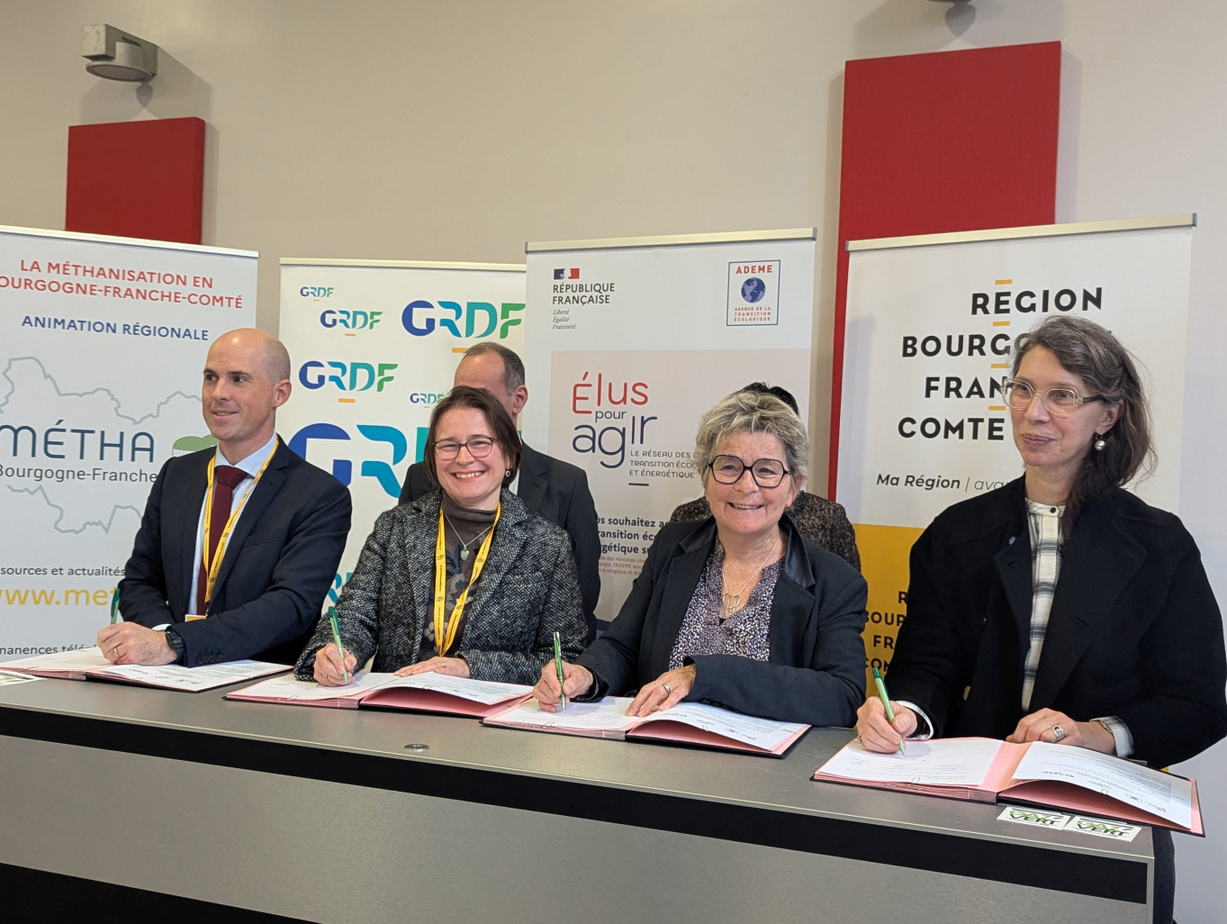 Brice Febvre, directeur régional de GRDF, Adrienne Simon-Krzakala, directrice régionale ADEME Bourgogne Franche-Comté, Marie-Guite Dufay, présidente du Conseil régional de Bourgogne Franche-Comté et Anne COSTE de CHAMPERON, secrétaire générale pour les affaires régionales, ont signé une convention de partenariat pour encourager la méthanisation. (© Aletheia Press / Nadège Hubert)