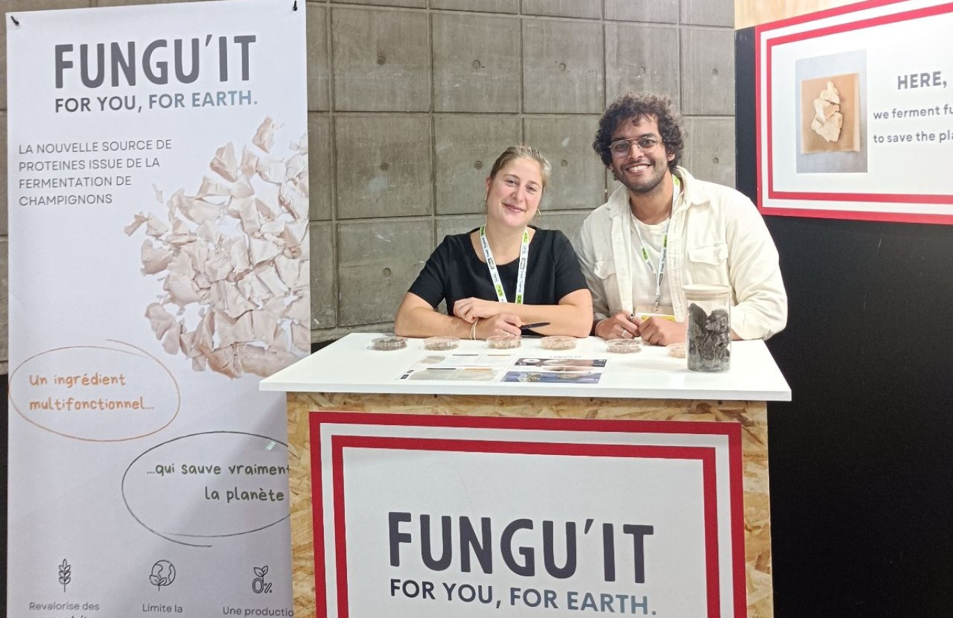 Anas Erridaoui, cofondateur de Fungu’it, fait découvrir sa solution d’arômes produits à base de fermentation de champignons à l’occasion du SIAL 2024. (© Vitagora)