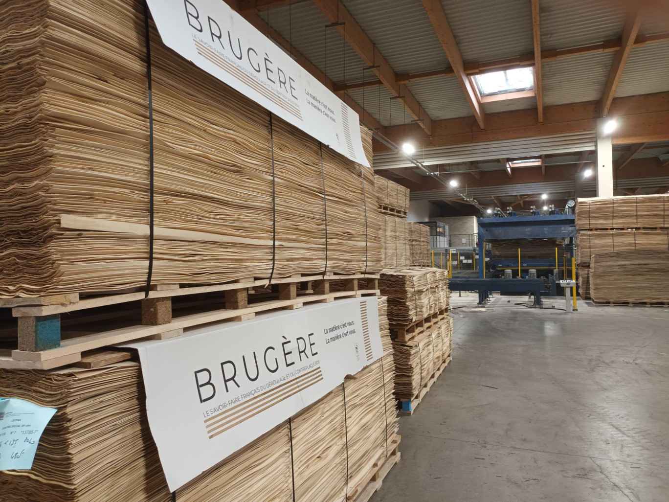 Fernand Brugère a transformé son unité de production pour l’orienter vers le bois de peuplier pour compenser l’absence de bois de hêtre. © Fernand Brugère