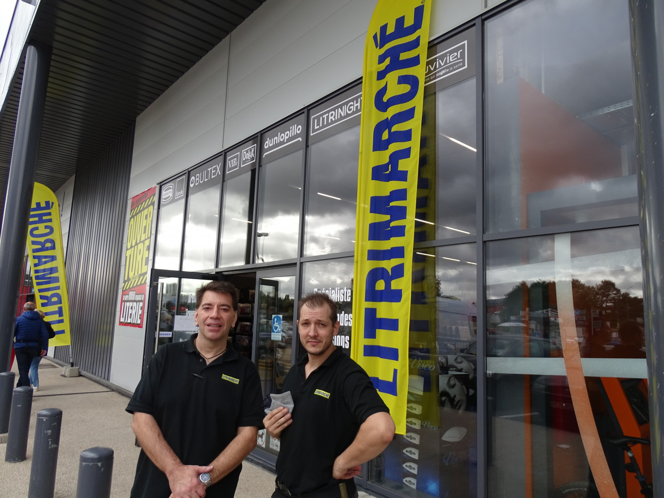 Sylvain Nicollet (à gauche) et Anthony Rodrigues ont ouvert leur magasin en juillet 2020. (Aletheia Press / N.Hubert)